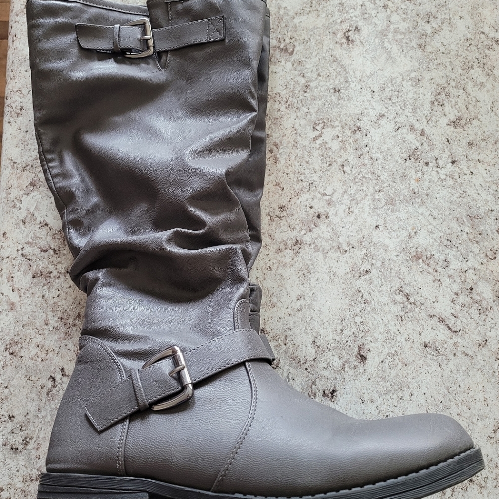 Grey size 10 boot.